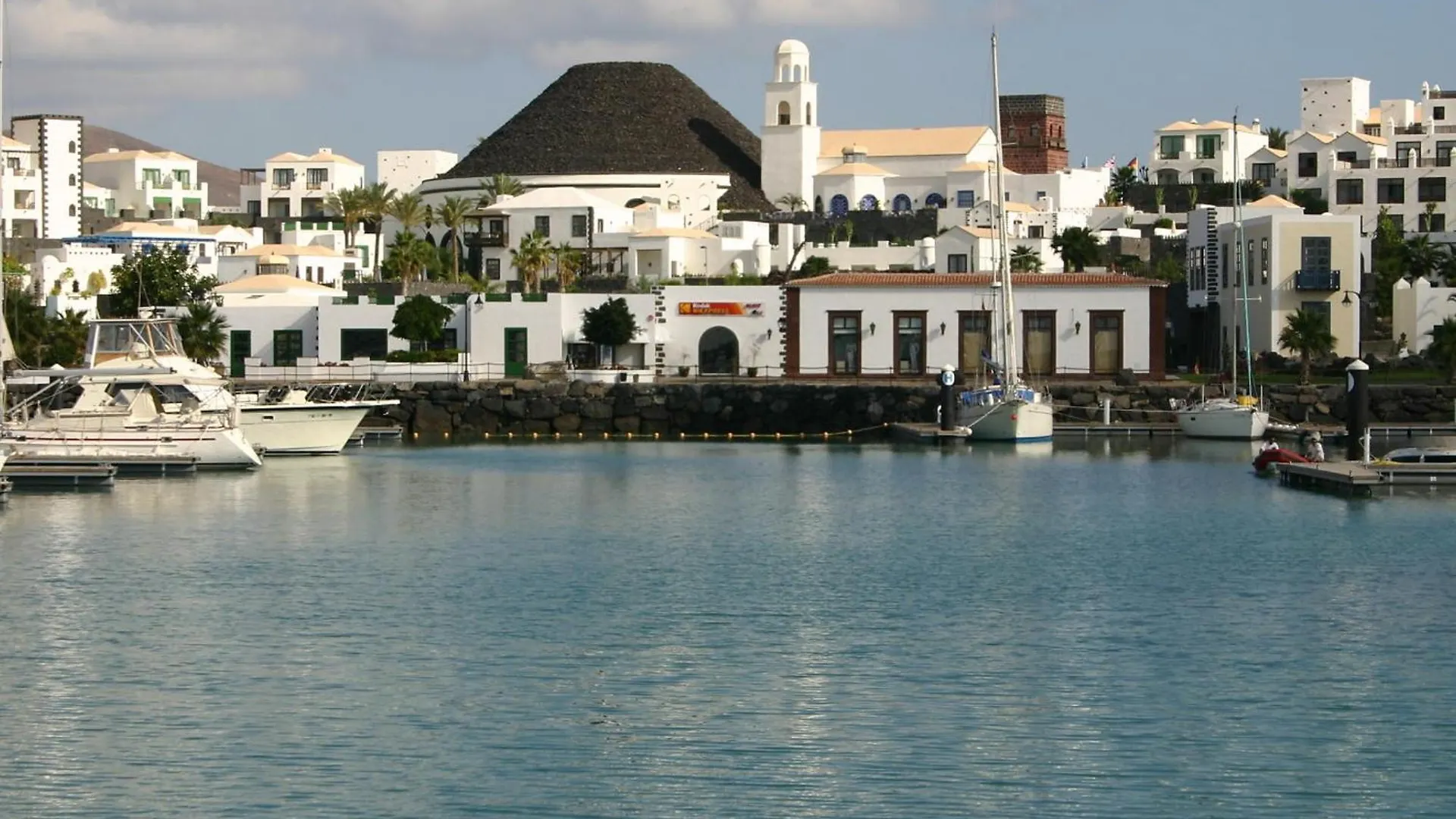 Awesome Puerto Del Carmen Villa - 3 Bedrooms - Villa Tacataca - Pool Table - Great Terrace Area