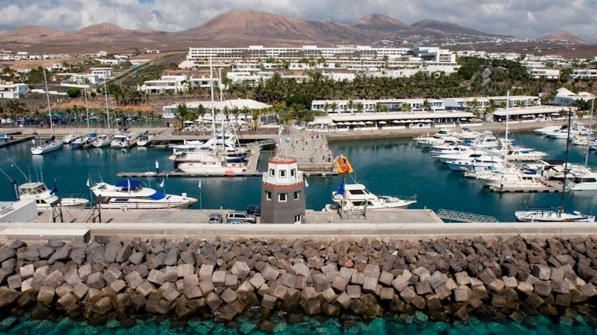 Awesome Puerto Del Carmen Villa - 3 Bedrooms - Villa Tacataca - Pool Table - Great Terrace Area